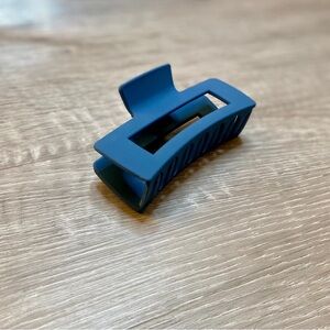 Amazon Blue Hair Clip